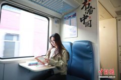 “慢火车”化身“移动图书馆”：林海深